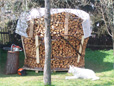 Die Holzmiete als traditionelles und optitsch schnes Holz Bauwerk fr den Holzvorrat fr den Winter